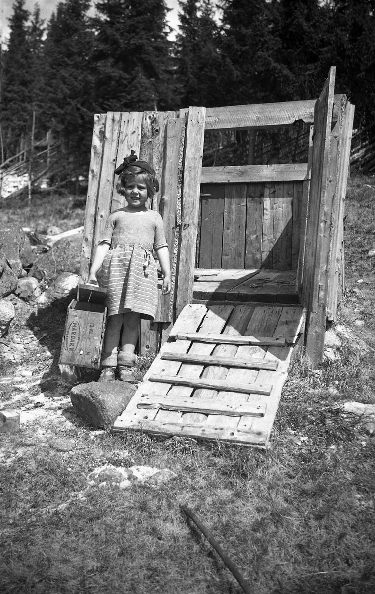 Kari Arentz står foran et uthus på Ligardshaugen 1940.