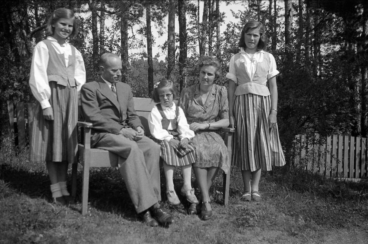 Familien Arentz fotografert antakelig i hagen på Bygdøy14. juni 1943. Fra ventstre Guri, Fritjof, Kari, Dordi og Siri.