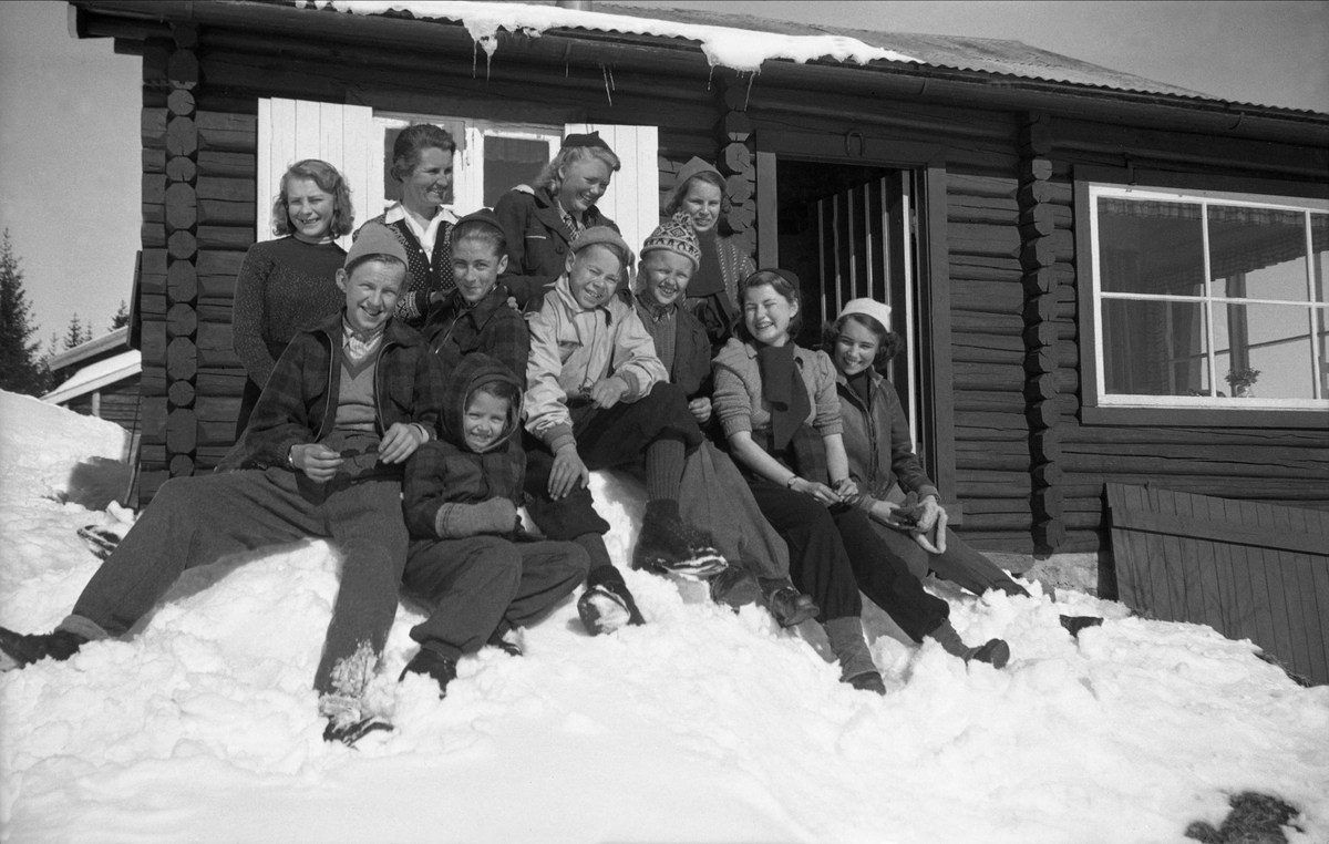 Påsken 1944 på Ligardshaug med familie og venner. I bakerste rekke ses fra venstre Siri Arentz, Dordi Arentz, hushjelpen Ella og Kristine. I neste rekke fra venstre: Karen-Margrethe Garmann, Guri Arentz, Bernt Jebsen, Hallstein, Erling, Jørg Jebsen og Kari Arentz.