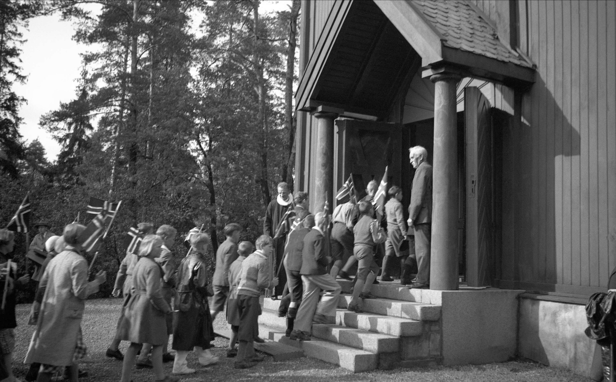 17. mai feiring på Bygdøy. Barna er på vei inn i kirken.