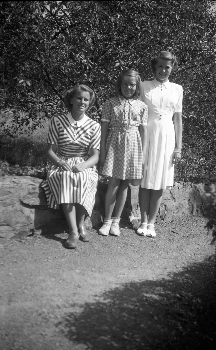 Søstrene Kari, Siri og Guri Arentz ved siden av hverandre. Fotografert 14. juni 1947.