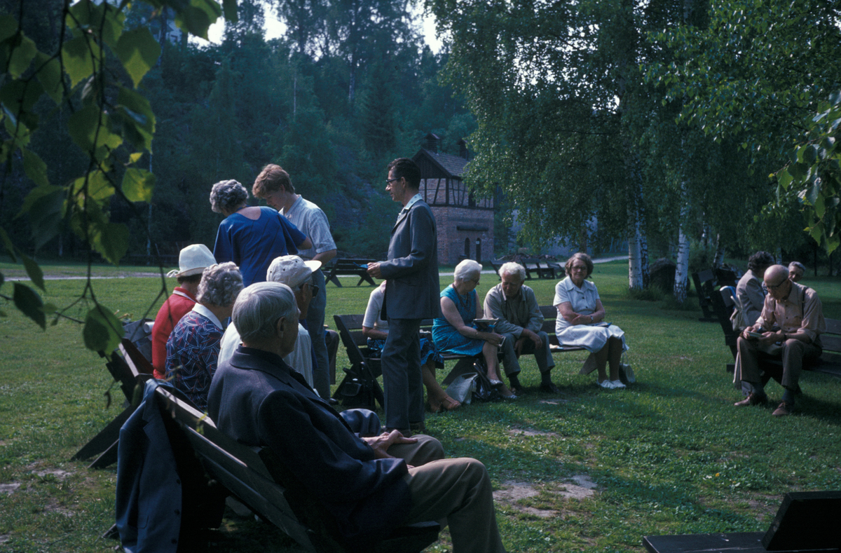 Serie fotografier fra en pensjonistutflukt, Den Norske Husflidsforening, 1982.