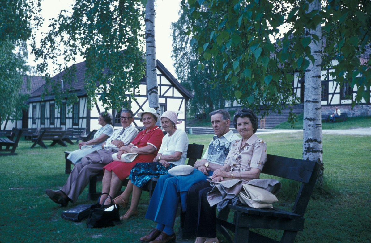 Serie fotografier fra en pensjonistutflukt, Den Norske Husflidsforening, 1982.