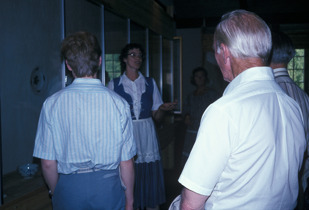 Serie fotografier fra en pensjonistutflukt, Den Norske Husflidsforening, 1982.
