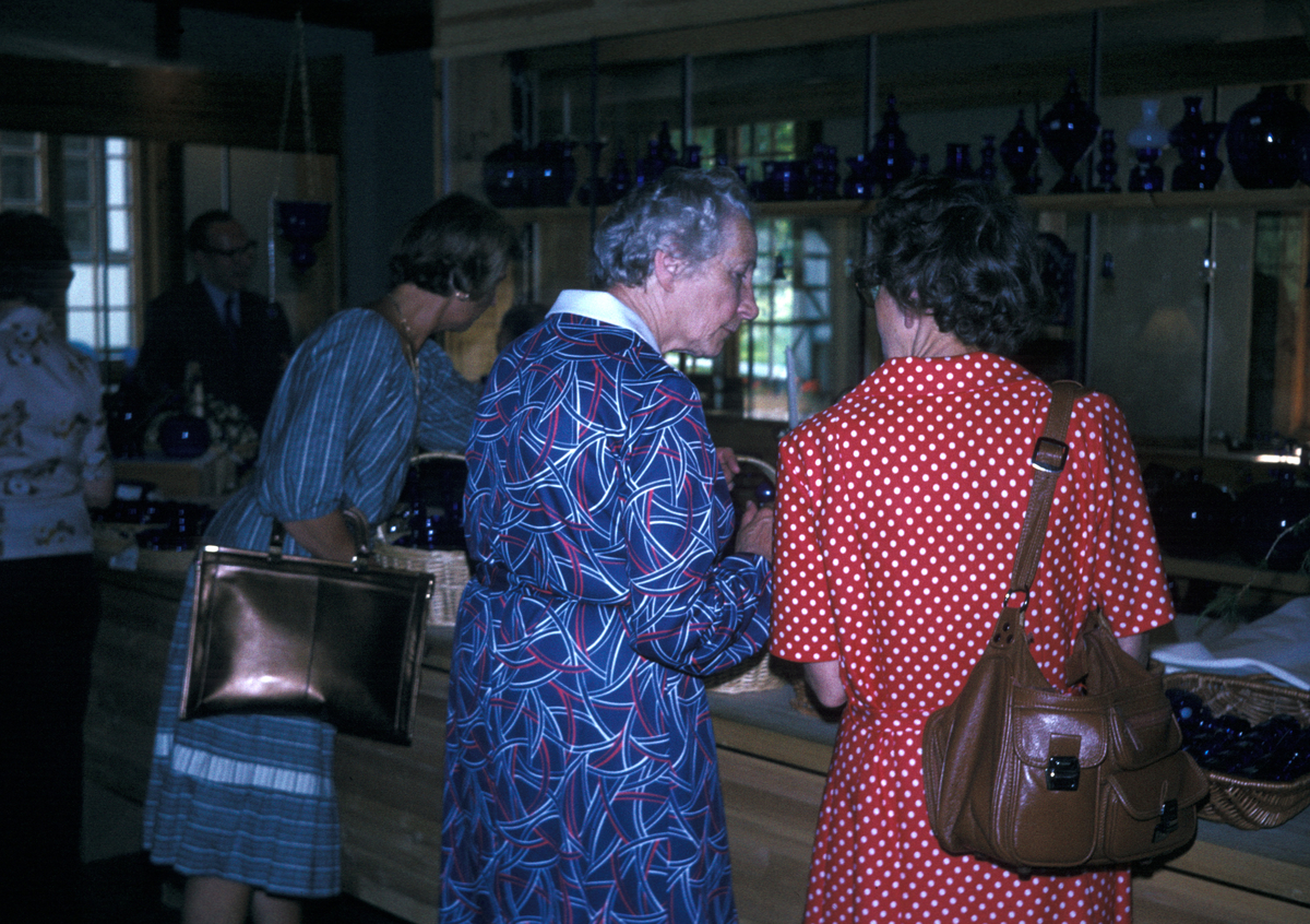 Serie fotografier fra en pensjonistutflukt, Den Norske Husflidsforening, 1982.