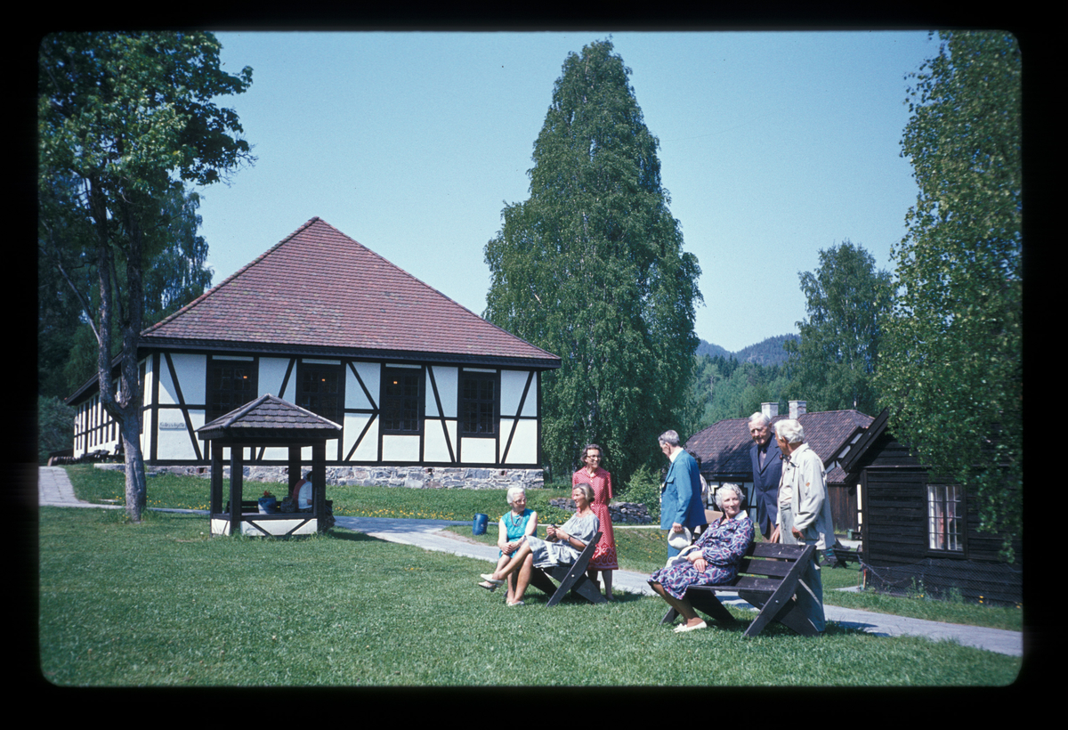 Serie fotografier fra en pensjonistutflukt, Den Norske Husflidsforening, 1982.