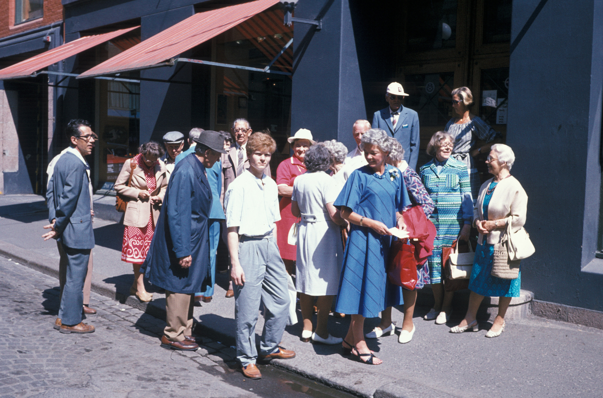 Serie fotografier fra en pensjonistutflukt, Den Norske Husflidsforening, 1982.