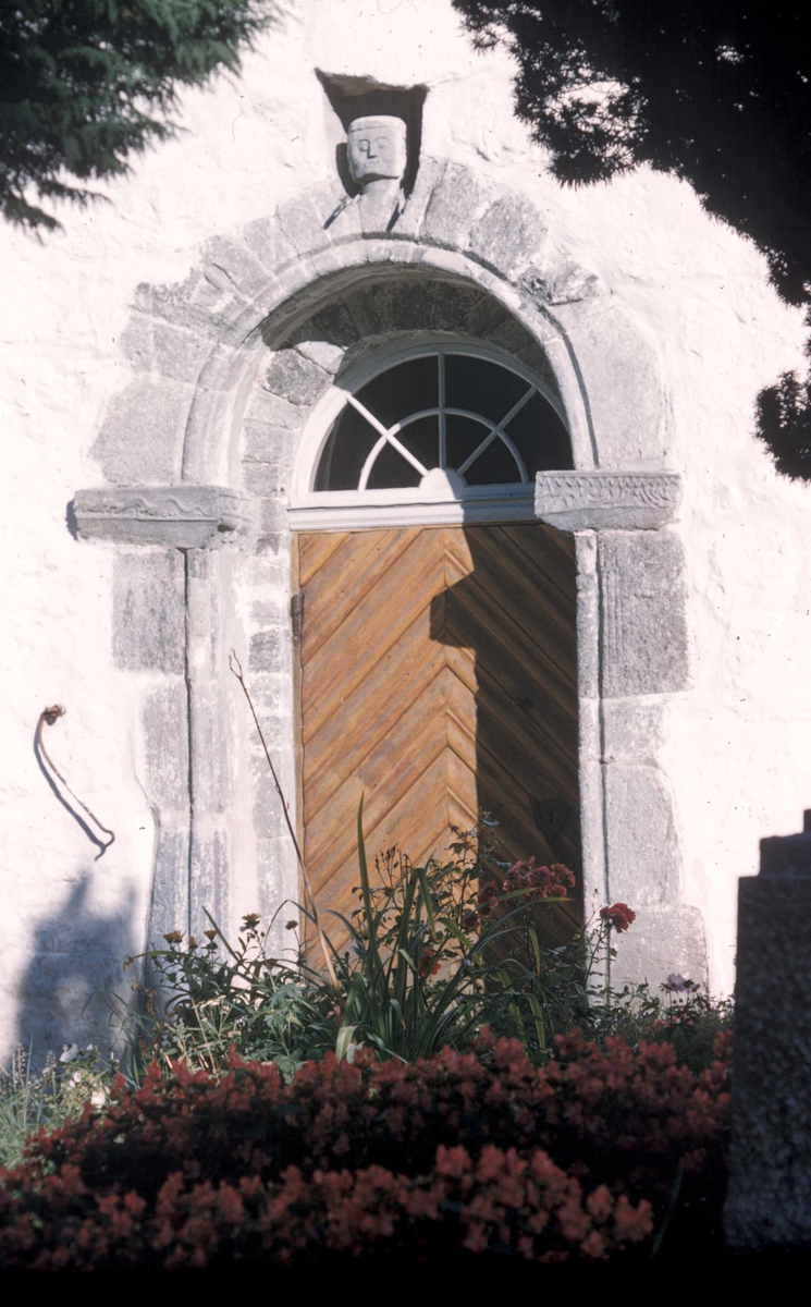 Portalen på Fjære kirke.