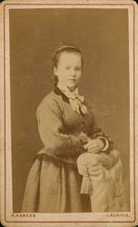 Visittkort. Portrett av kvinne stående bak en stol.