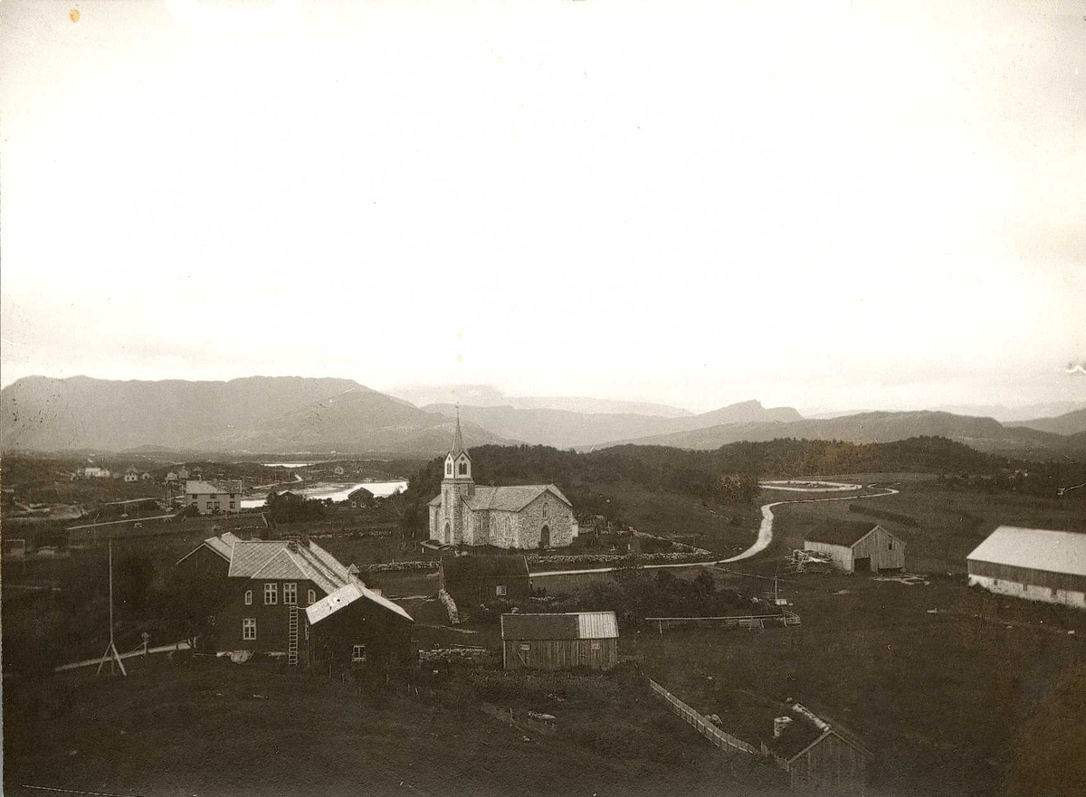 Brønnøy, Nordland, med kirke sentralt i motivet.