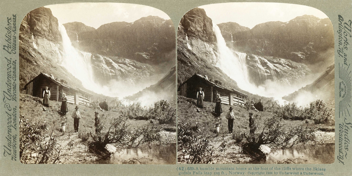 Stereoskopi. Mennesker i lia utenfor gård ved Skjeggedalsfossen, Odda, Hordaland.