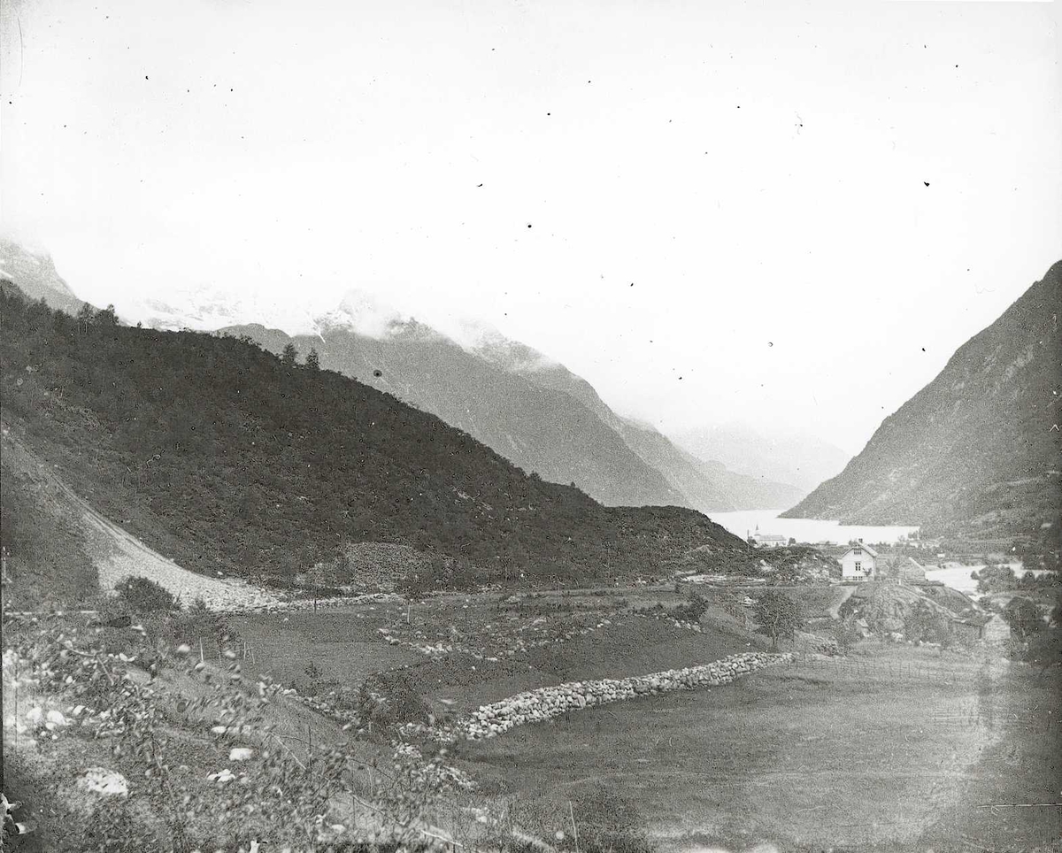 Bilde tatt nedover dalen mot Odda kirke og fjorden.