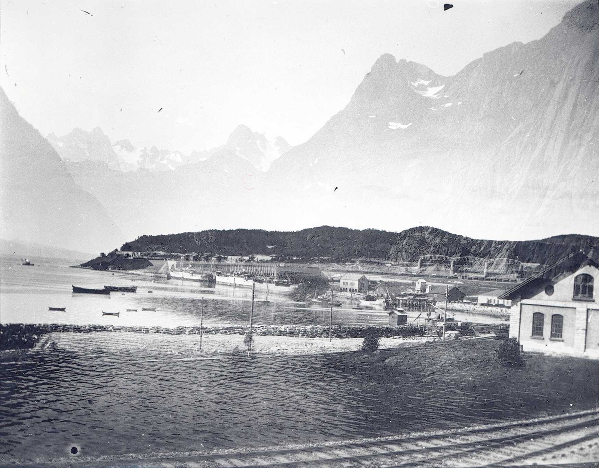 Dobbelteksponert bilde fra Narvik havn. Bakgrunnen ant. Raftsund.