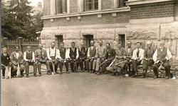 Menn med verktøy og tresleiver.