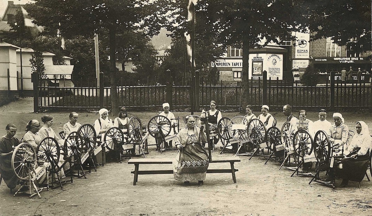 Kvinner spinner på rokker.