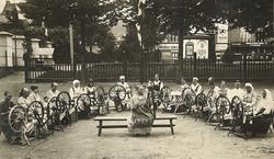 Kvinner spinner på rokker.