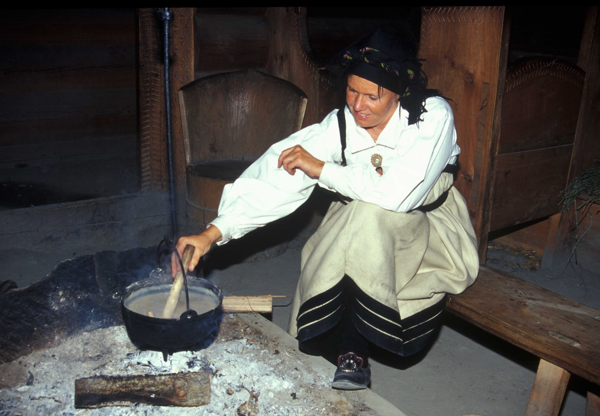 Vert i drakt ved åra i Sagastua, bygning nummer 15 på Norsk Folkemuseum, der det brygges mjød.