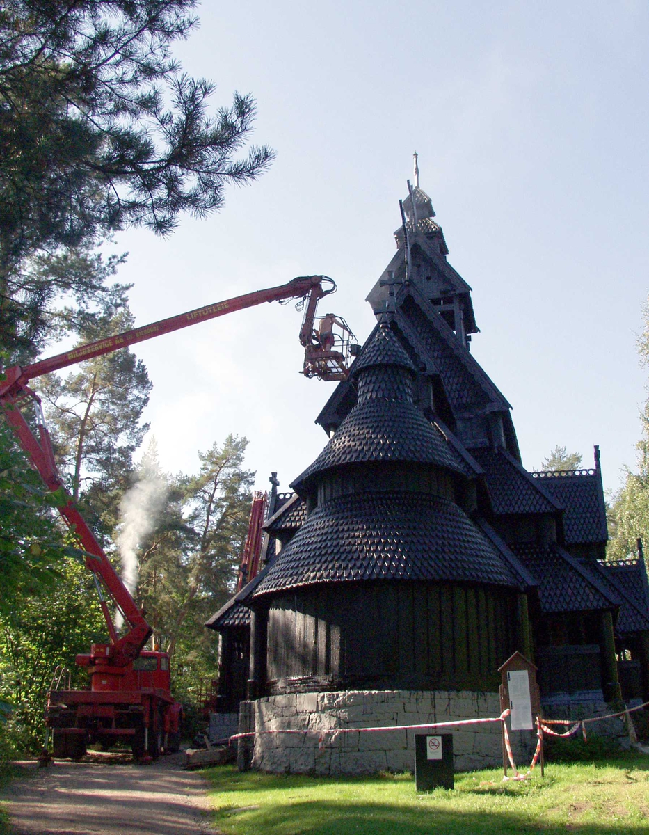 Stavkirke fra Gol i Hallingdal. Bygning nummer 181 i Oscar IIs samlinger på Norsk Folkemuseum.
Tjærebreing august 2002. En stor lastebil med lift står ved kirken.