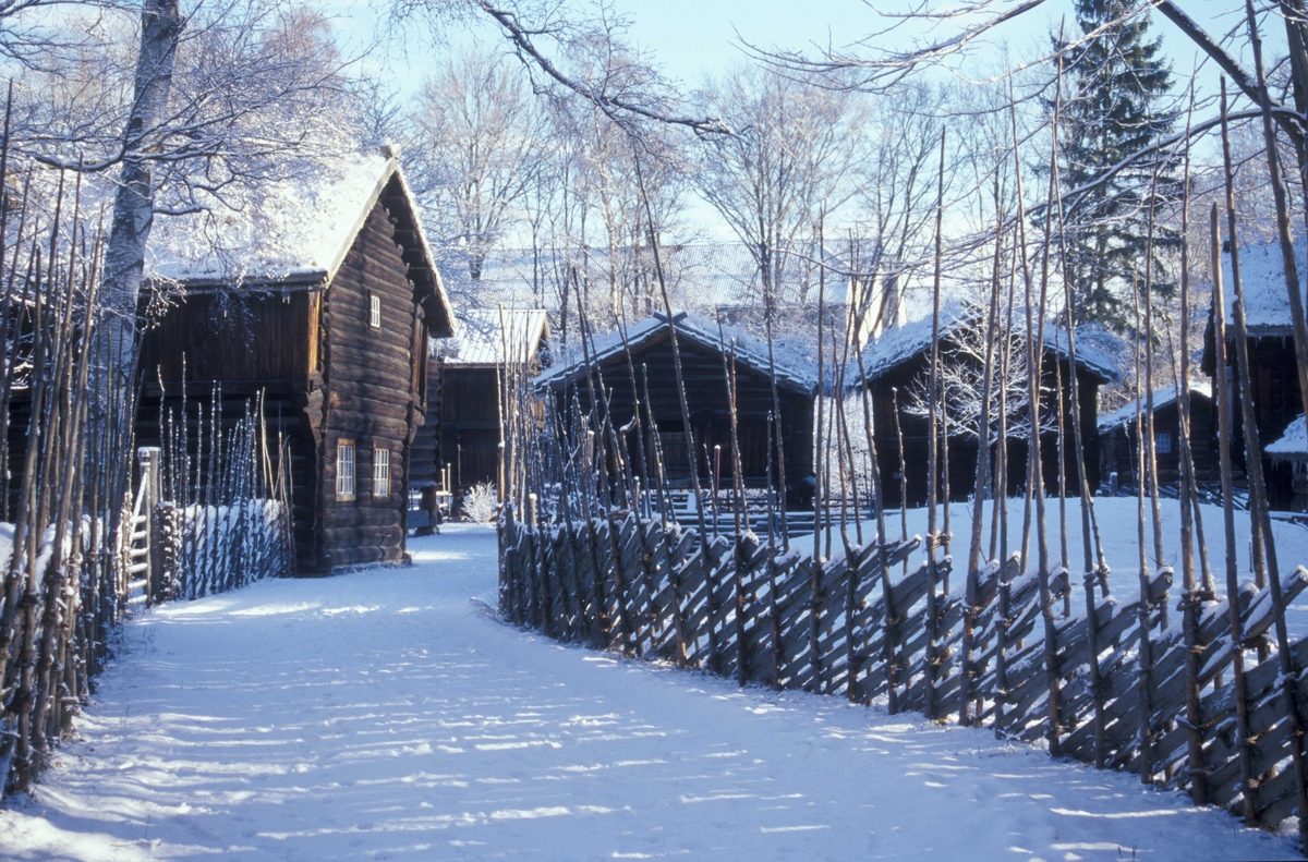 Vintermotiv fra friluftsmuseet, med loftstue fra Halvorsgard, Sudndalen i Hol, ca 1750 til venstre i bildet.
Bygning nr. 112, Hallingdalstunet.
