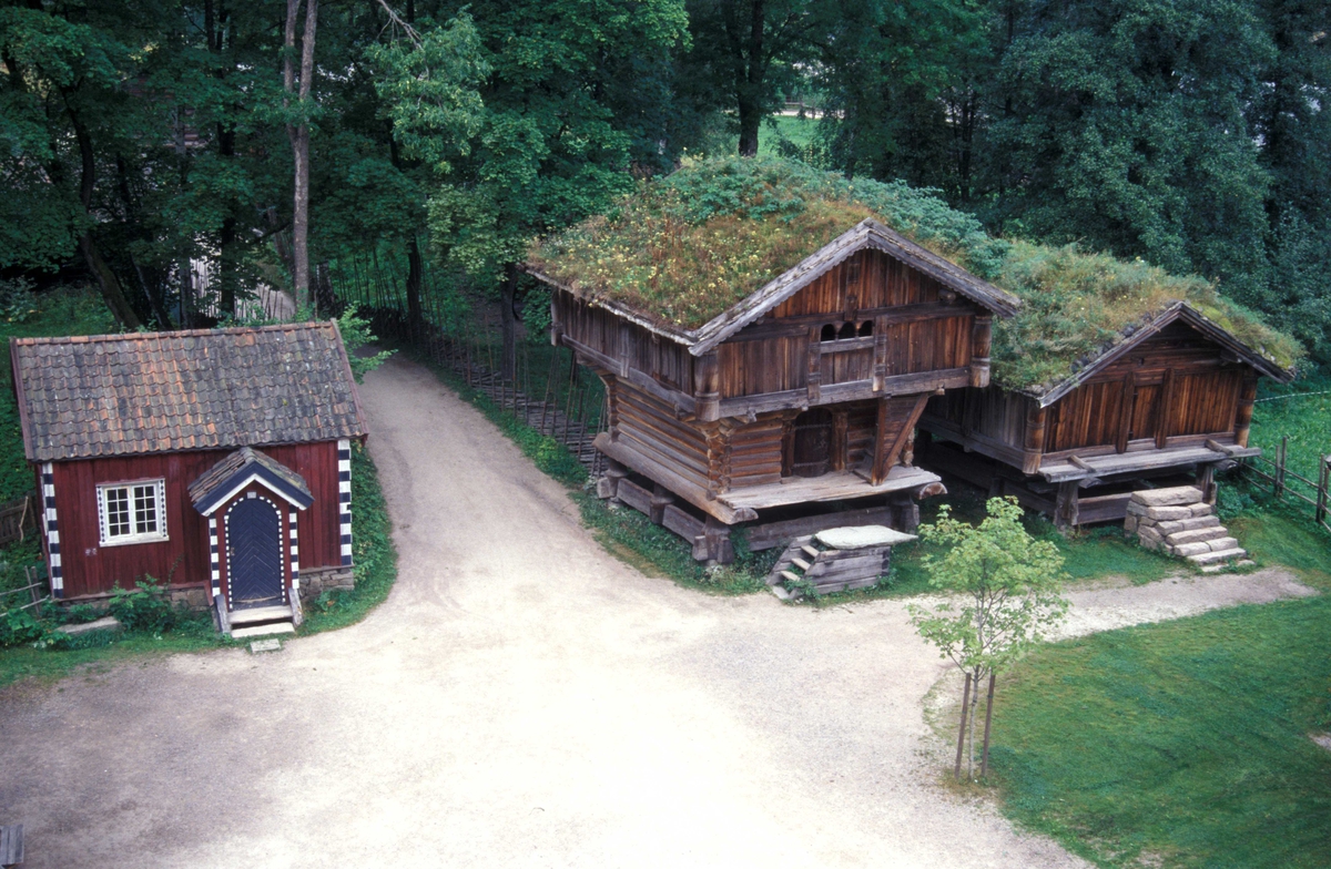 Oversiktsbilde av Telemarkstunet på Norsk Folkemuseum.