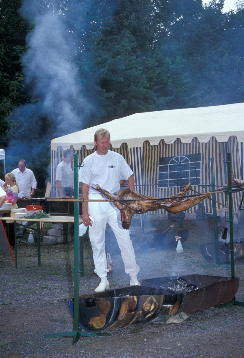 Matdagen 2002 på Norsk Folkemuseum.
Helle Slakteri fra Valdres griller hele lam på Festplassen.  