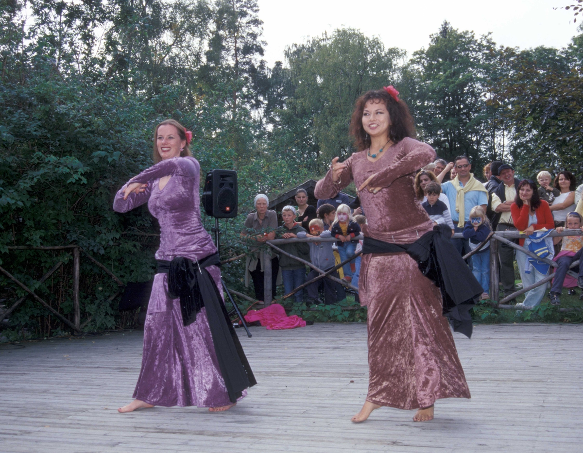 Matdagen 2002 på Norsk Folkemuseum
Magedans ved Torgkafeen 