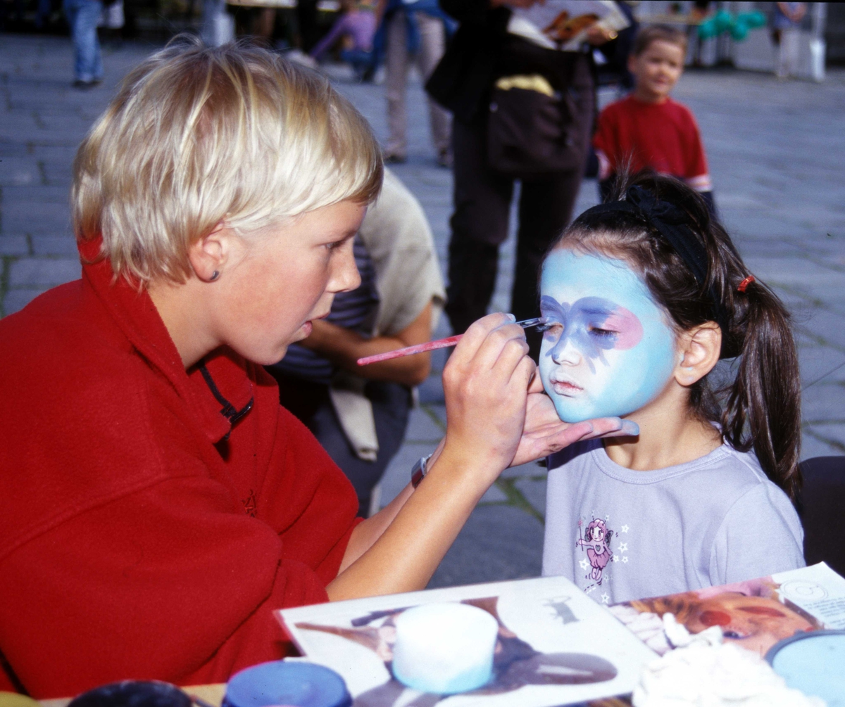 Matdagen 2002 på Norsk Folkemuseum.
Ansiktsmaling ved Norges Kvinne- og Familieforbund på Torget.