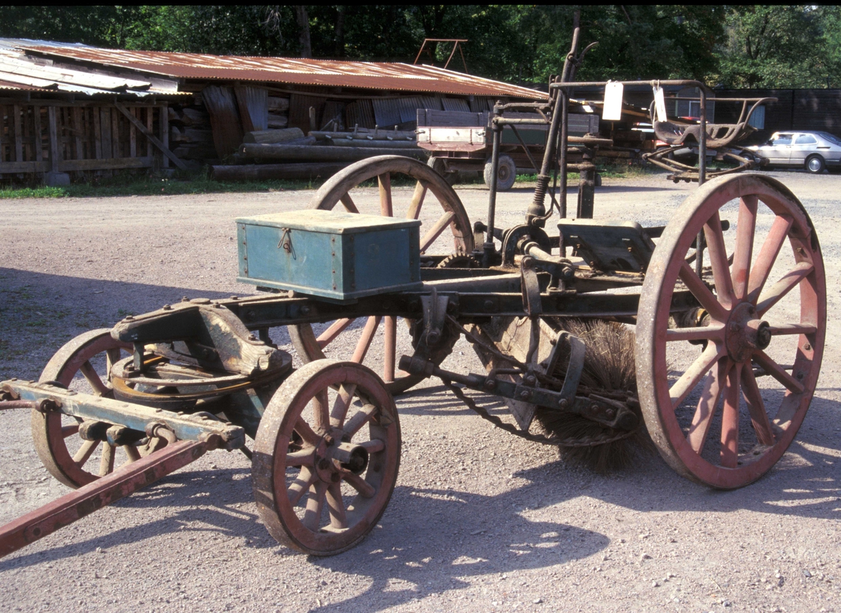 Feiemaskin,NF.1962-01681, på tomta på
Norsk Folkemuseum.