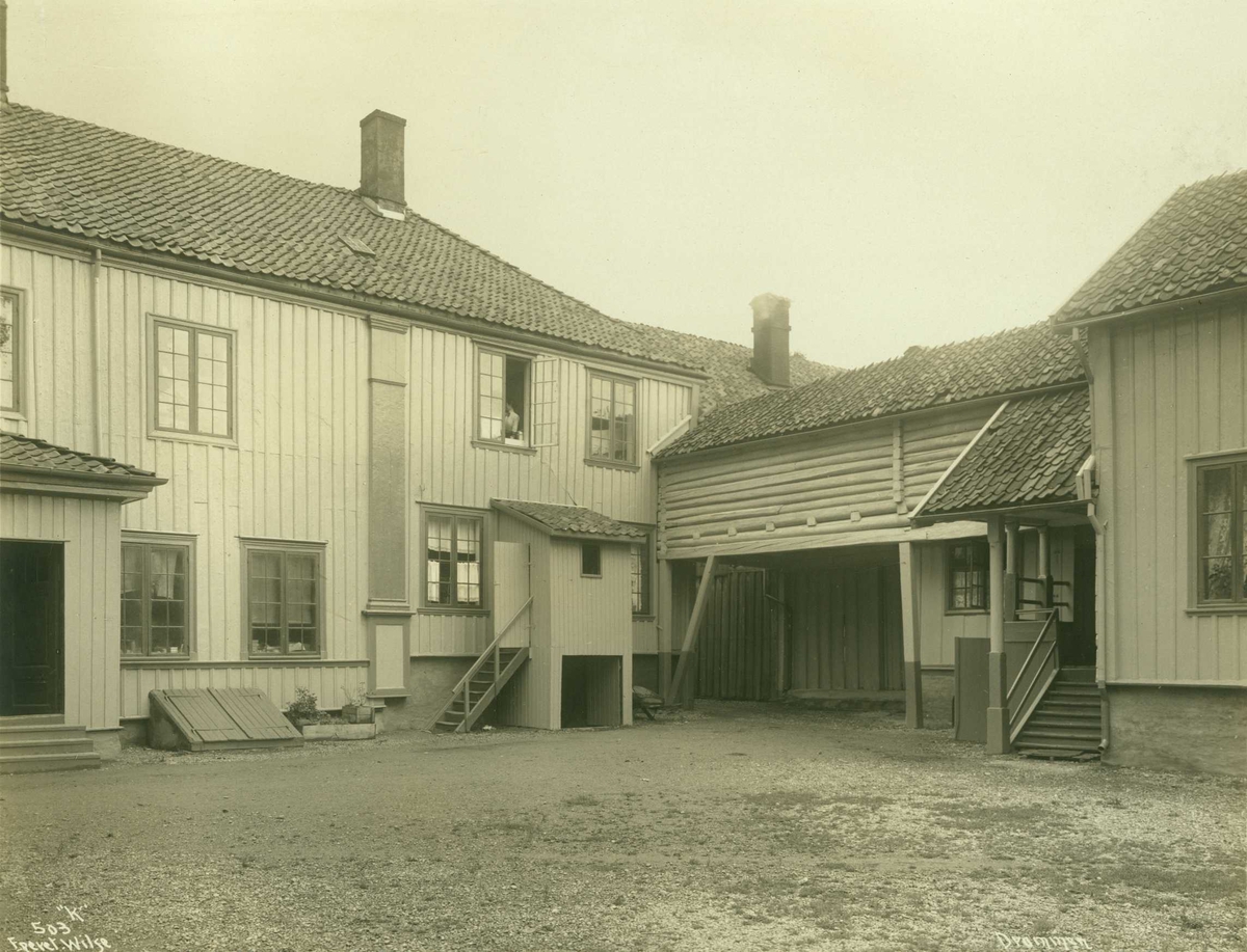 Bygård, Drammen, Buskerud. Fra del av gårdsrom med bolighus sammenbygd med uthus.