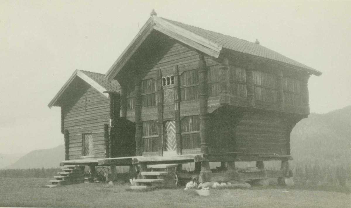 Loft og stabbur, Nordre Gjellerud, Flesberg, Buskerud. Fotografert 1927.