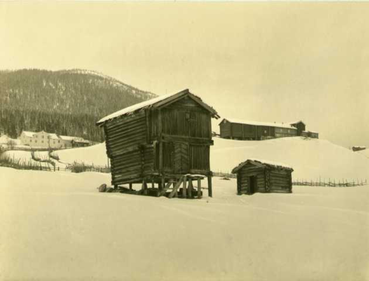 Gårdstun med stabbur fra Øvre Rendal gamle prestegård, Rendalen, Hedmark.