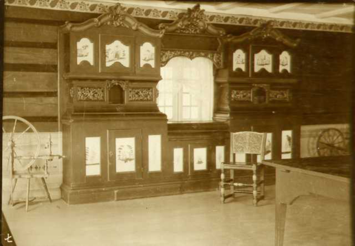 Interiør i "Stolpestuen", Tofte, Dovre, Oppland.  Fotografert 1905.