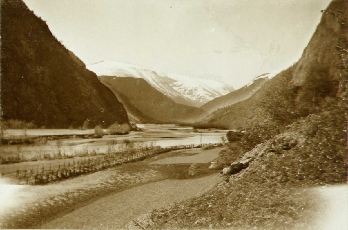 Landskap, Bøverdalen. Lom, Oppland. Fotografert 1909.