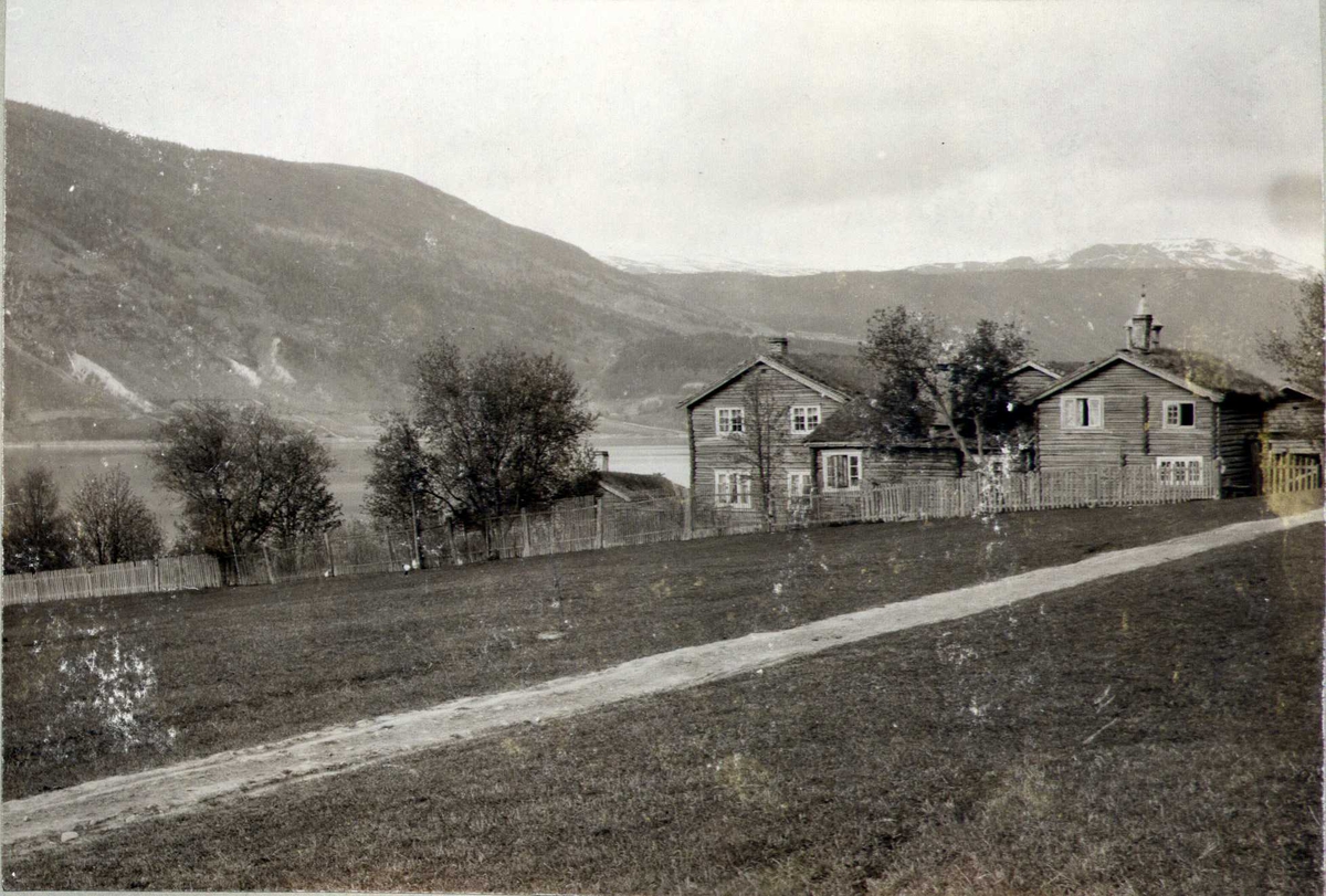 Gårdstun, Sygard Valle, Vågå, Oppland. Fotografert 1909.

