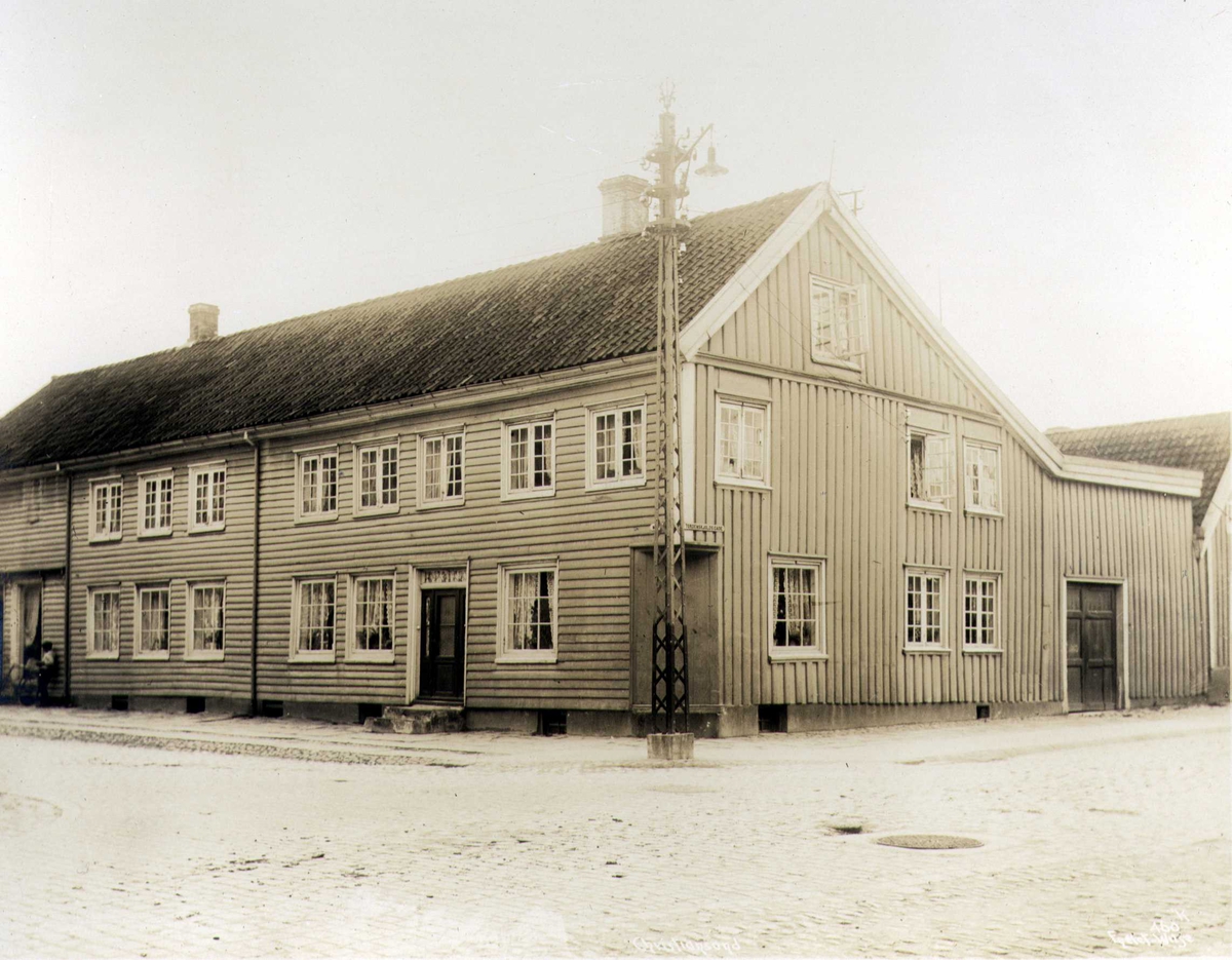 Bybygning, Kristiansand, Vest-Agder. Trehus, hjørnebygning mot gateløp.