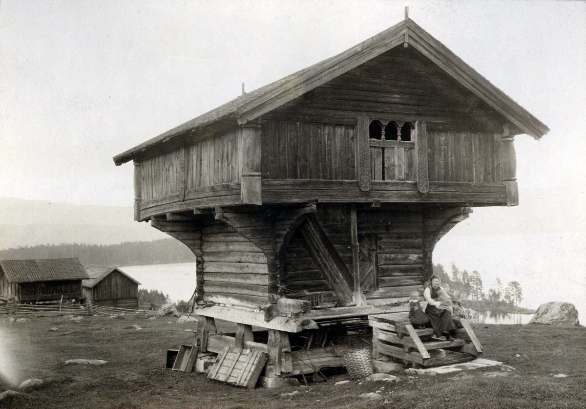 Loft, Vik, Gransherad, Notodden, Telemark. Kvinne og barn sittende på trappen. Fotografert 1908. 