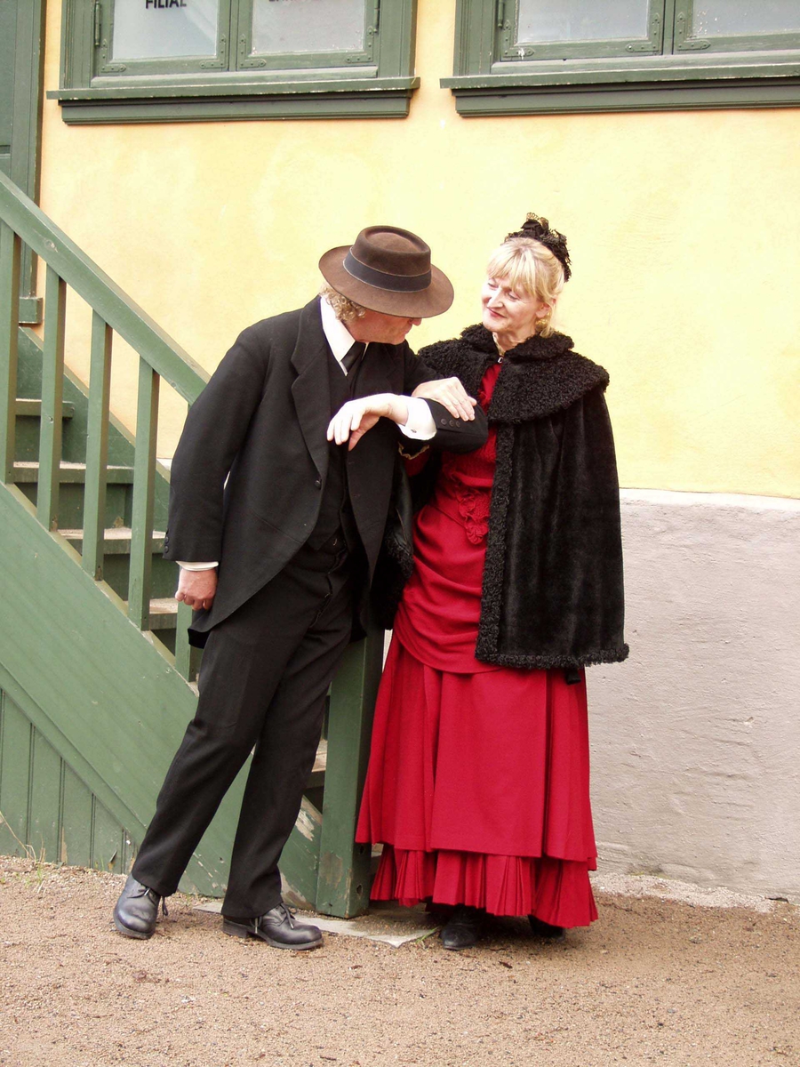 Vandreteater, bilde 4.
Utenfor Rødfyllgata 21,sparebankmuset  i Gamlebyen på Norsk Folkemuseum.
Bygning nr. 217.