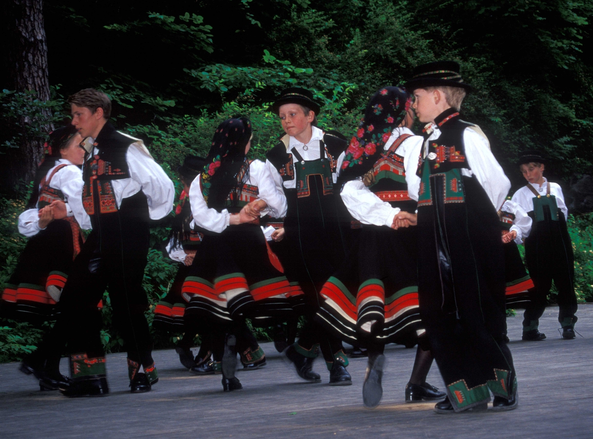 Norsk Folkemuseums dansegruppe, kledd i
folkedrakter, danser folkedans i friluftsteateret NF 349.