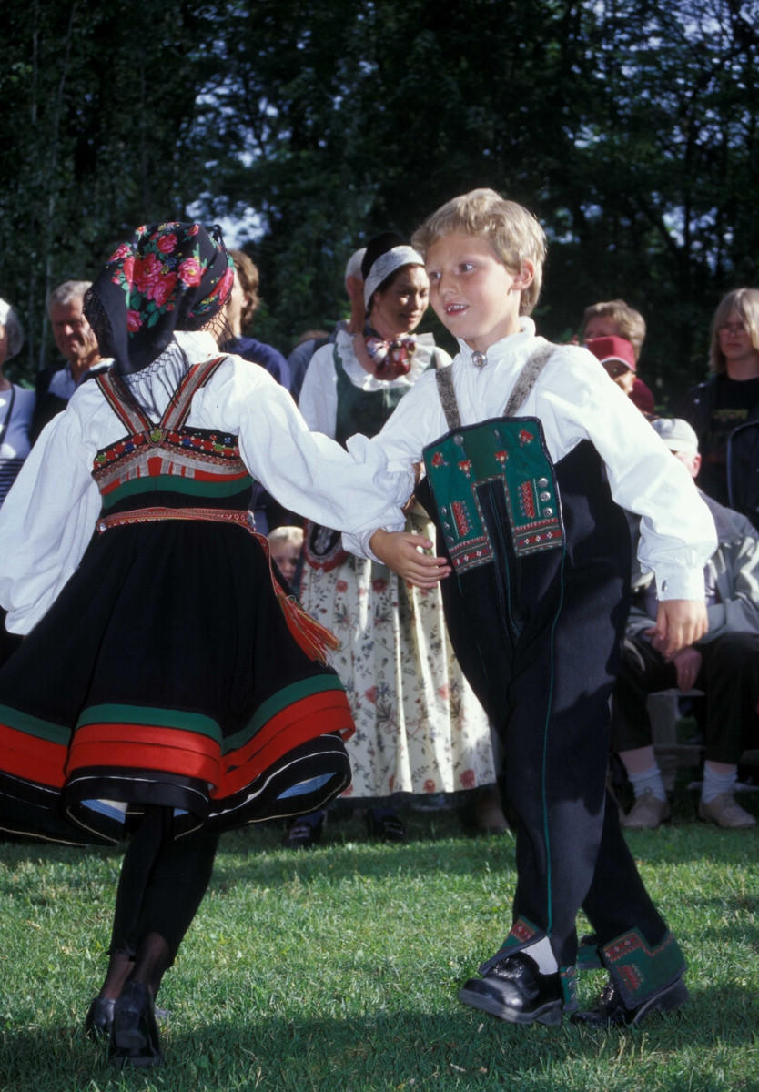 St. Hansaften og jonsokbryllup på Norsk Folkemuseum 2004. Her er Norsk Folkemuseums dansegruppe i sine setesdalsdrakter under oppvisning i Hallingdalstunet.


