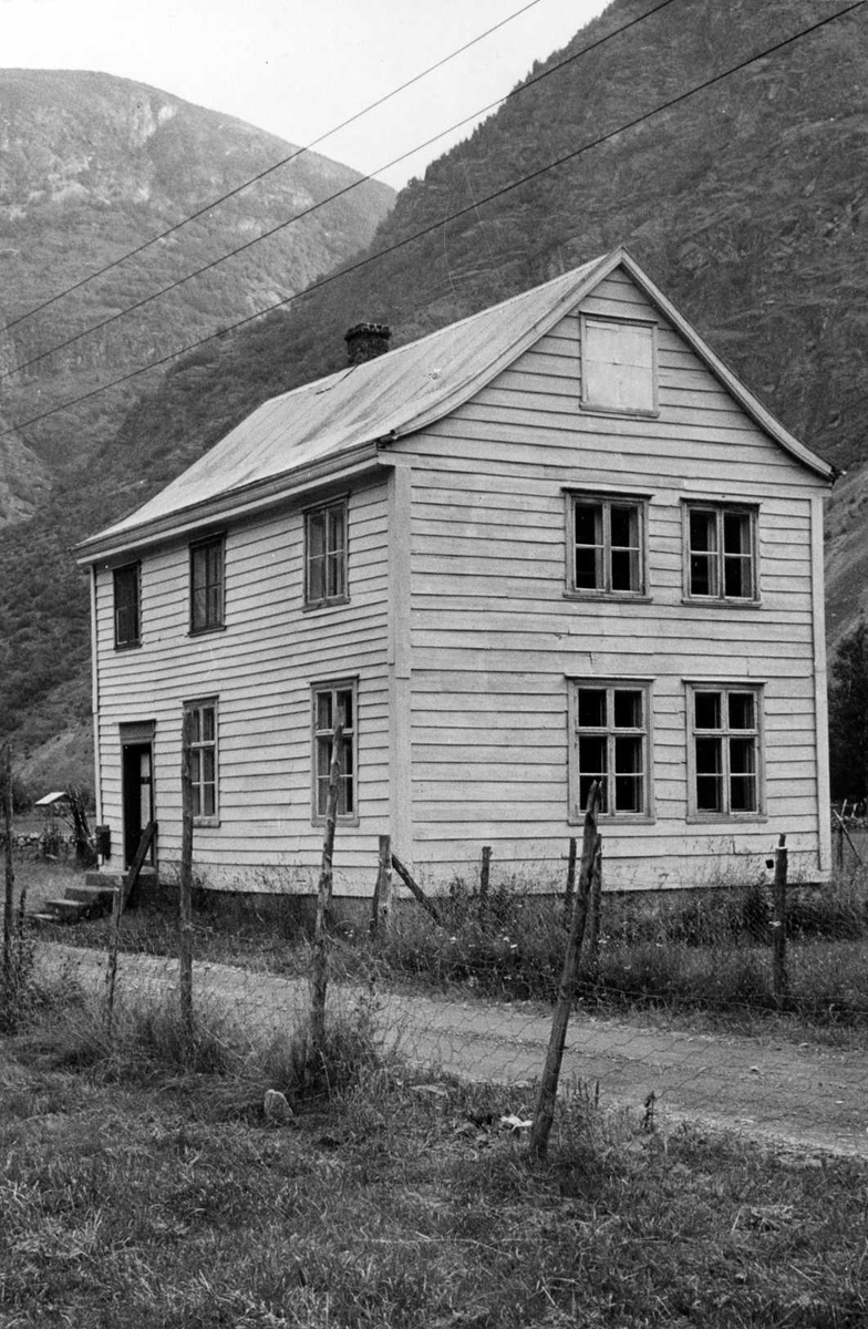 Hauge, Lærdal, Sogn og Fjordane, bygget 1869. To etasjers hvitt skolehus mot fjell. Registrering utført 1958-59 av Johan Schiong for Noregs Lærarlag. 