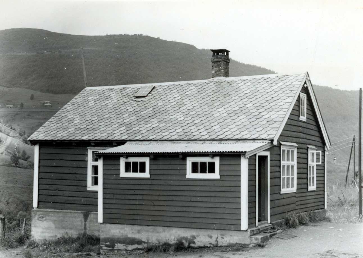 Seljedalen, Vik, Sogn og Fjordane, bygd 1870. Mørkt skolehus med hvite kanter og påbygg. Registrering utført 1958-59 av Johan Schiong for Noregs Lærarlag. 