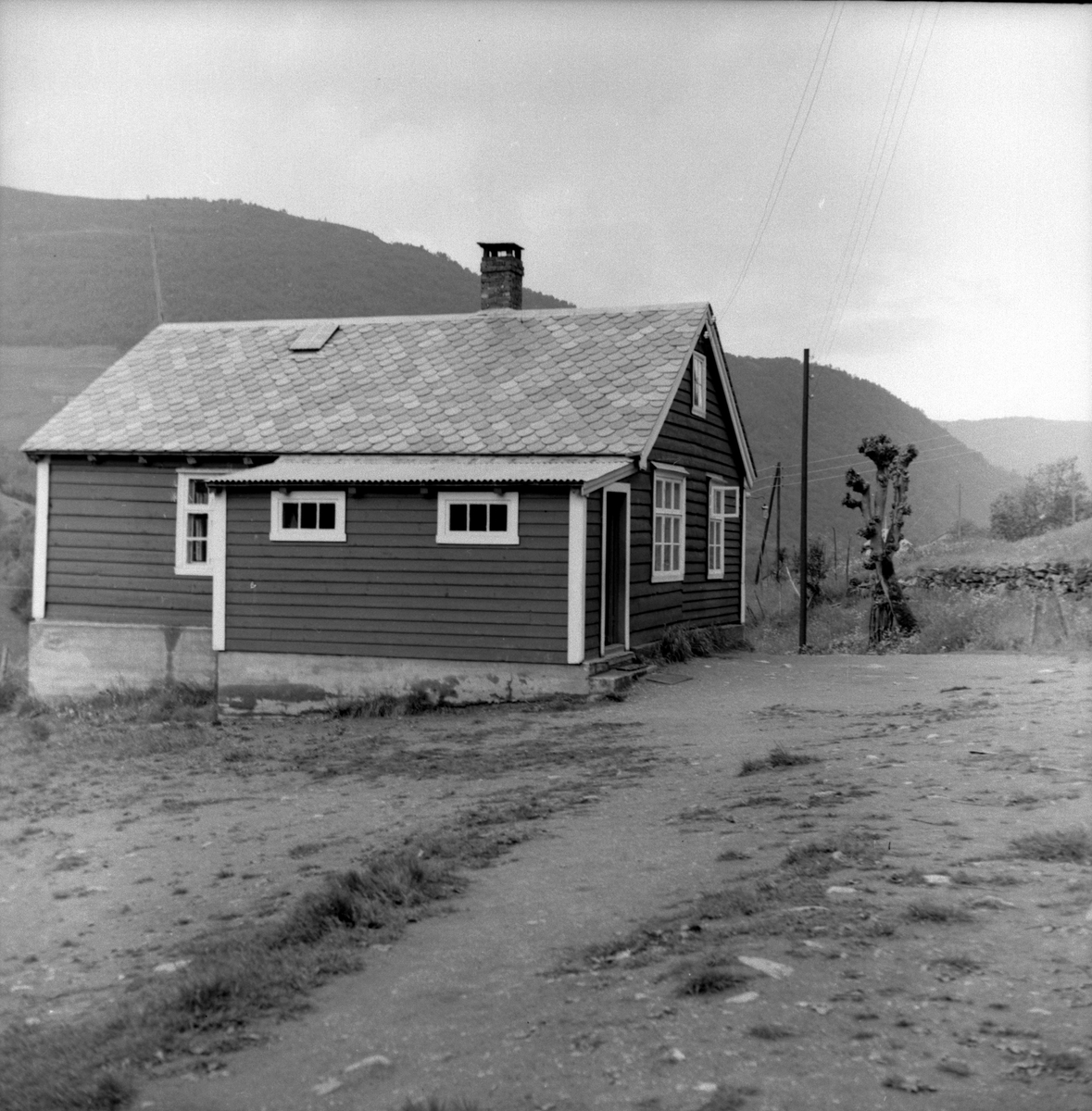 Seljedalen, Vik, Sogn og Fjordane, bygd 1870. Mørkt skolehus med hvite kanter og påbygg. Registrering utført 1958-59 av Johan Schiong for Noregs Lærarlag. 