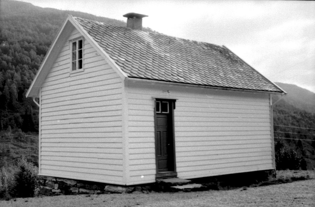 Svarthumle, Eikefjord, Flora, Sogn og Fjordane. Lite hvitt skolehus med dør og loftsvindu. Registrering utført 1958-59 av Johan Schiong for Noregs Lærarlag. 