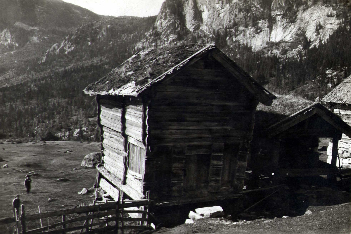 Loft og bur, Nordgarden, Tokke Telemark. Fotografert 1921.