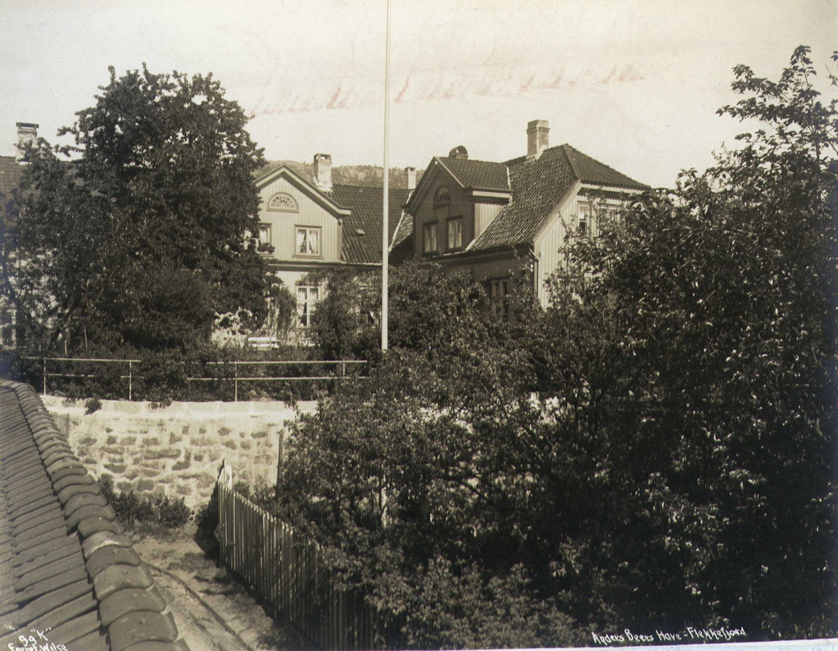 Anders Beers hus og hage, Flekkefjord, Vest-Agder. Fotografert 1912.