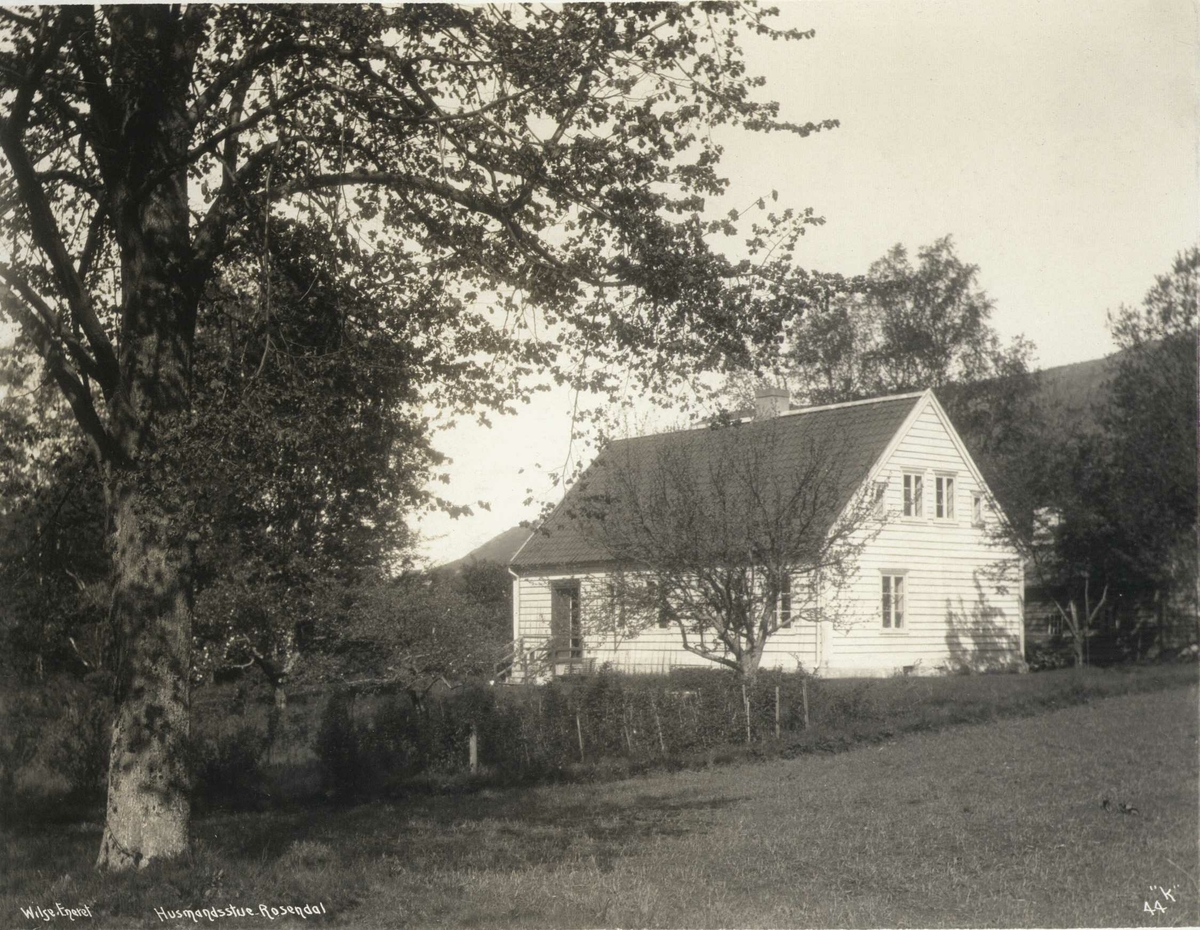 Husmannsstue "Fruehuset" som tilhører Baroniet Rosendal i Kvinnherad i Hordaland. Hus med hage fotografert i 1912.