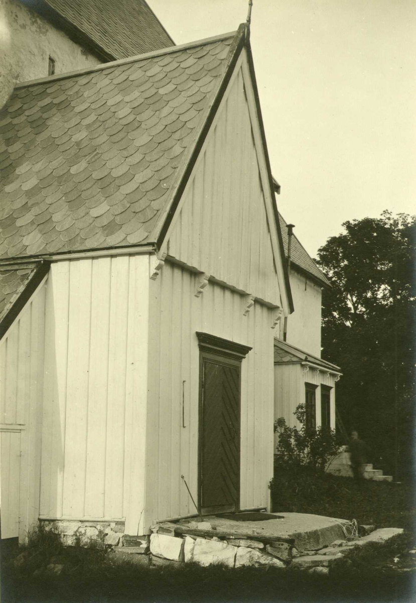 Våpenhusets inngangsparti, Tingvoll kirke, Tingvoll, Møre og Romsdal. Fotografert 1917.