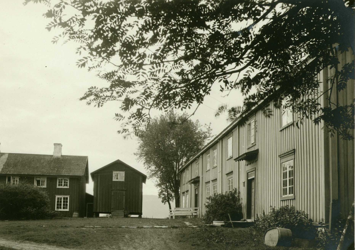 Gårdstun, Stiklestad prestegård, Verdal, Nord-Trøndelag. Fotografert 1916.