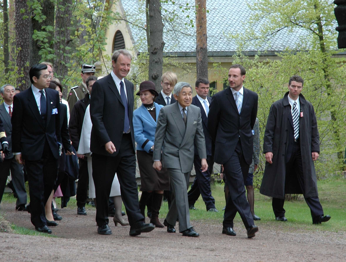 Det japanske keiserpar, Dronning Sonja og kronpris Håkon ankommer stavkirken sammen med Olav Aaraas.