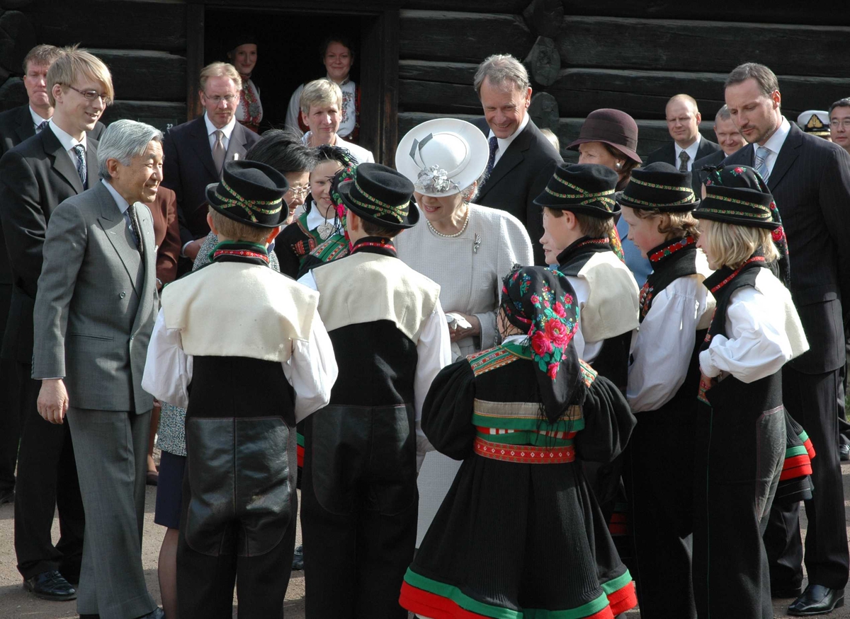 Det japanske keiserparet besøker Norsk Folkemuseum 10. mai 2005. Norsk Folkemuseums dansegruppe opptrer i anledning besøket, og får hilse på  keiserparet.
